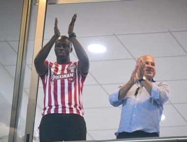 Και στο «Καραϊσκάκη» αποθεώθηκε από τους οπαδούς ο Τουρέ!